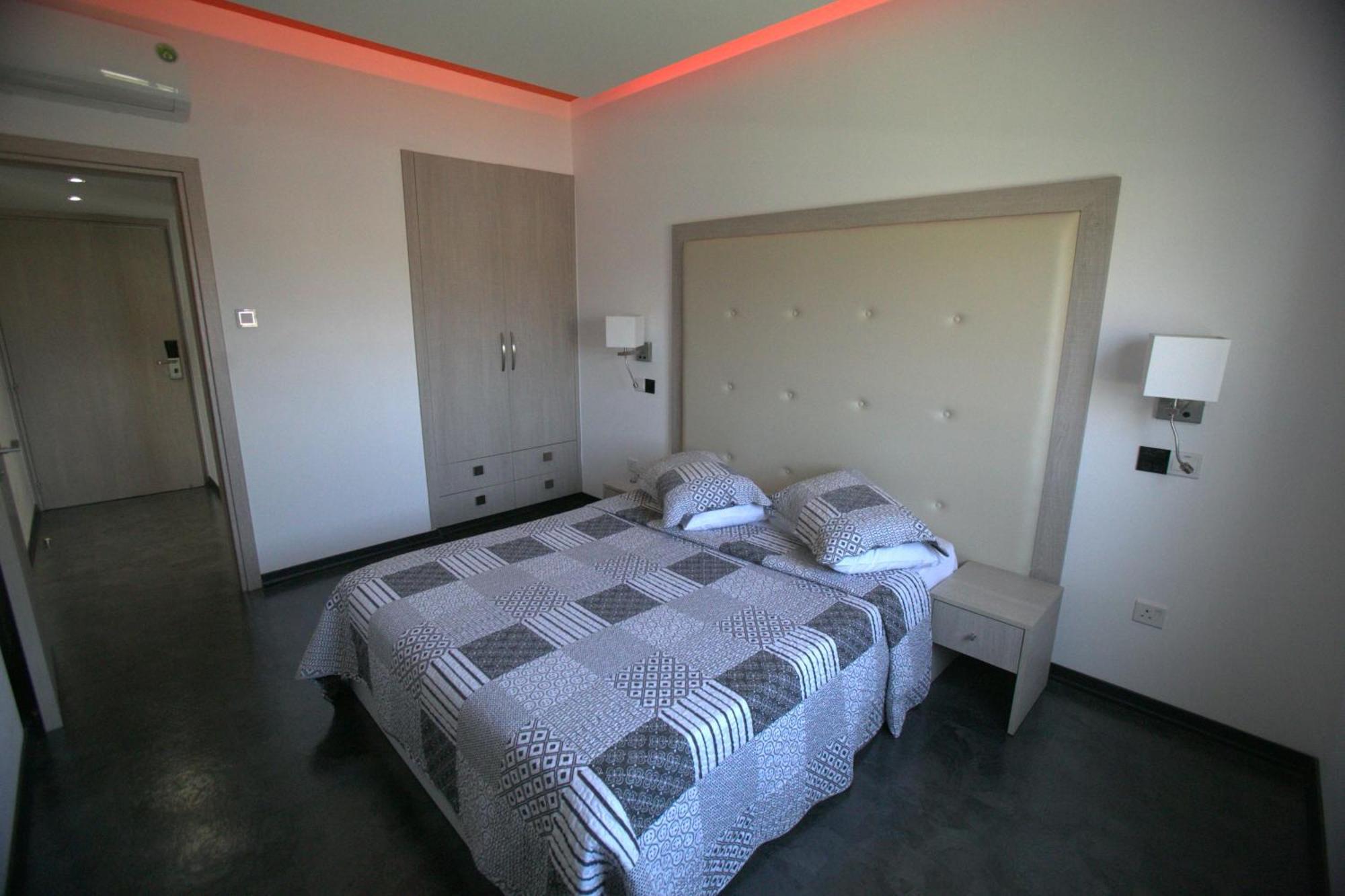 Neptune Hotel Apartments Paphos Coral Bay Exterior foto