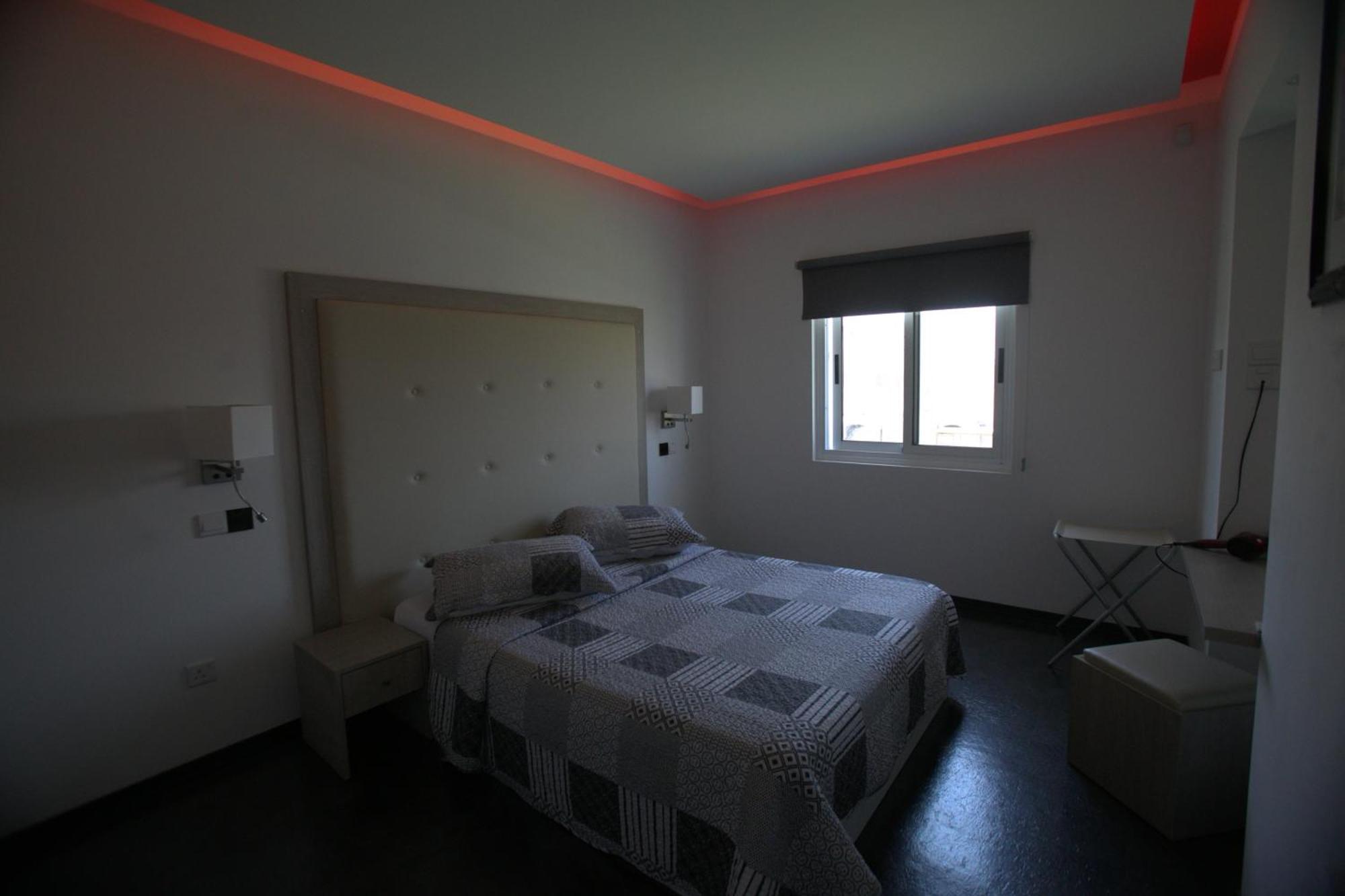 Neptune Hotel Apartments Paphos Coral Bay Exterior foto