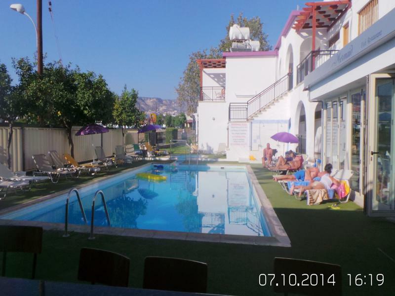 Neptune Hotel Apartments Paphos Coral Bay Exterior foto