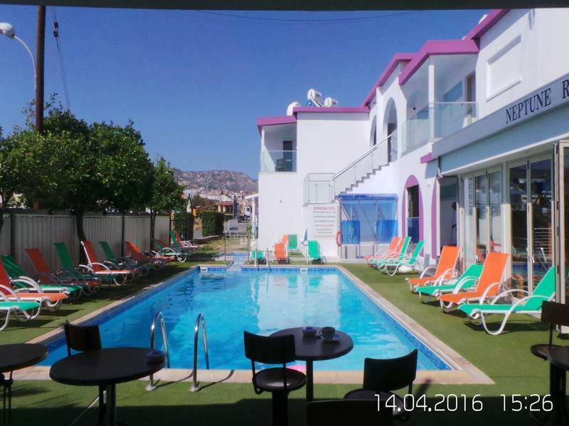 Neptune Hotel Apartments Paphos Coral Bay Exterior foto