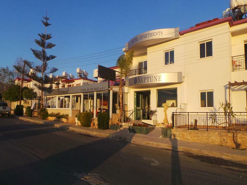 Neptune Hotel Apartments Paphos Coral Bay Exterior foto