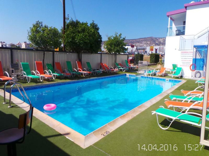 Neptune Hotel Apartments Paphos Coral Bay Exterior foto